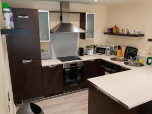 Comfortable Spacious 2 Bed Flat with Parking