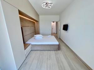 TUDORS Lake View Apartment