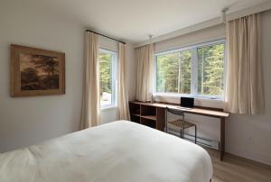 Chalet Perdu - Cozy Forest Retreat with Hot Tub