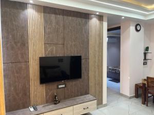 Modern Luxury 2BHK 2Baths 3AC Terrace View Lift Parking Tapovan