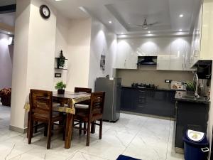 Modern Luxury 2BHK 2Baths 3AC Terrace View Lift Parking Tapovan