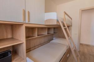 Windrose Marina Waves