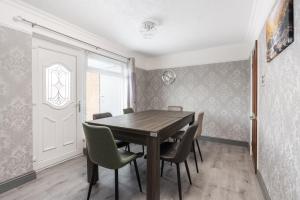 Boutique 3bd Opposite Etihad & Coop - Free Parking - Pool Table