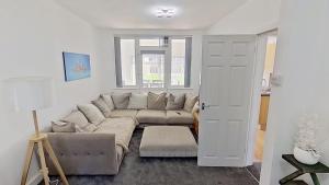 Stylish 3-Bed house NEC-JLR-Airport-HS2-Driveway