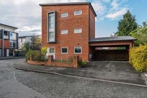 Spacious 4bd 3bt Home - Etihad - COOP - Pool Table - Free Parking