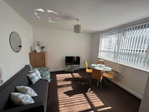 Chic Trafford Apartment, Private Underground Parking, Fast Wi-Fi, Self Check-in Anytime, 5 mins to Old Trafford Stadium