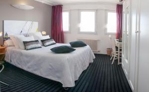 Hotels Logis Hotel Du Casino : photos des chambres