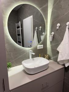 Lake Garden - Cozy Two-Bedroom Apartment with flexible Check-In, Terrace, and Netflix