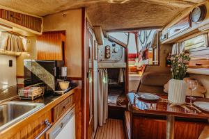 Yacht Hotel - Houseboat - pedal boat, motorboat FREE