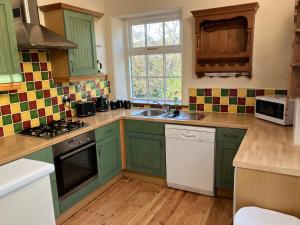 Lovely cottage in Penryn centre with parking