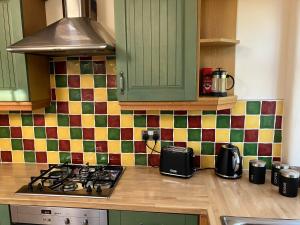 Lovely cottage in Penryn centre with parking