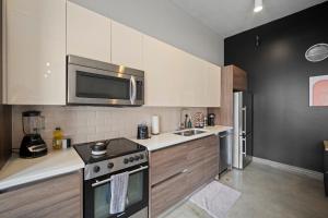 Stunning Downtown Apartment with Pool, Laundry, Parking