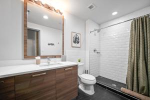 Stunning Downtown Apartment with Pool, Laundry, Parking