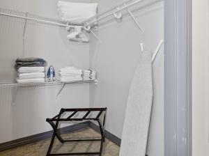 Stunning Downtown Apartment with Pool, Laundry, Parking