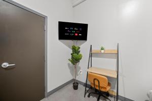 Stunning Downtown Apartment with Pool, Laundry, Parking