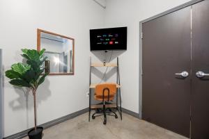 Stunning Downtown Apartment with Pool, Laundry, Parking