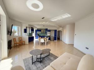 Sunny Home Private Jacuzzi Hydromassage, Fireplace, Acropolis & Lycabettus View, Underground Parking, 300m Metro Peristeri