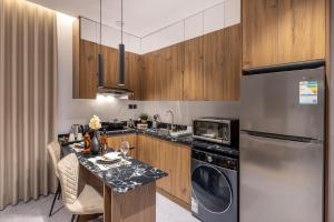 Delmar Luxury 2BR Apartment 3