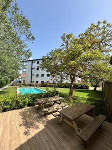 Swimming pool and private garden 1 step from the beach