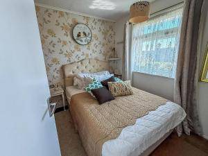 Lovely Chalet Nearby Hemsby Beach In Norfolk Ref 83070S