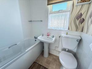 Lovely Chalet Nearby Hemsby Beach In Norfolk Ref 83070S