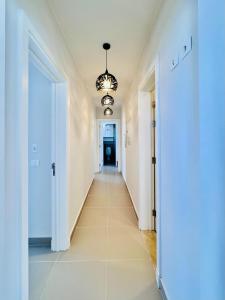 Modern 3BR Escape - Panoramic Lagoon & Sea Views