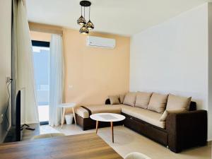 Modern 3BR Escape - Panoramic Lagoon & Sea Views