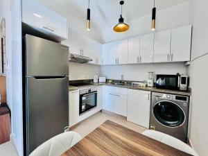 Modern 3BR Escape - Panoramic Lagoon & Sea Views