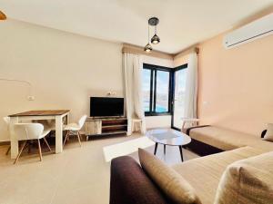 Modern 3BR Escape - Panoramic Lagoon & Sea Views