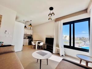 Modern 3BR Escape - Panoramic Lagoon & Sea Views