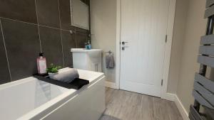 Modern 2 Bedroom Flat, Central Chatham, Self Check-in