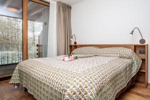 FLORA ALPINA EXPERIENCE - "Ski-to-Door" Brand New Chalet Apartments with Indoor Garage and Mountain View