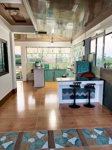 THE OASIS RESORT CondoBimbo 1-Big Room, Balcony, kitchen, Pool, Wifi, Videoke