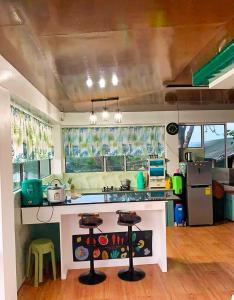 THE OASIS RESORT CondoBimbo 1-Big Room, Balcony, kitchen, Pool, Wifi, Videoke