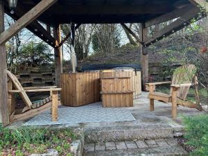 Maisons de vacances Spacieux Gite Proche Foret avec Sauna, Baby Foot et Activites Exterieures - A 10 min de Remiremont - FR-1-589-293 : photos des chambres