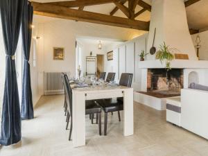 Maisons de vacances Moulin 18eme siecle, 3 chambres, jardin, wifi a Monnieres - FR-1-306-1164 : photos des chambres