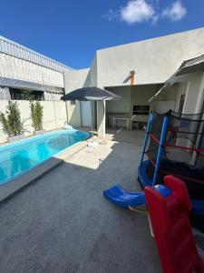 Casa de 2 dormitórios com piscina