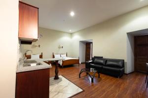 Hotel & Suites El Quijote