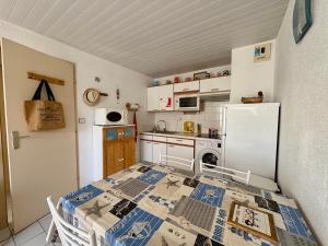 Appartements Appartement calme avec terrasse, garage, proche plage et marche - Saint-Jean-de-Monts - FR-1-323-145 : photos des chambres