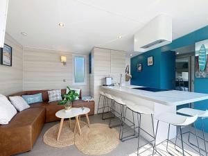Mobil-Home Confort 6p, 3 Chambres, 2 SDB, Plage à 200m, Piscine Chauffée, Fitness, Wifi Gratuit - FR-1-361A-84