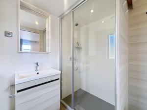 Mobil-Home Confort 6p, 3 Chambres, 2 SDB, Plage à 200m, Piscine Chauffée, Fitness, Wifi Gratuit - FR-1-361A-84