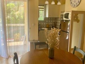 Joli F2 avec balcon, parking et proche Thermes - FR-1-703-213