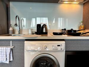 City Oasis: 5 Min to Metro, Pool & Gym, Essentials