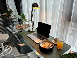 City Oasis: 5 Min to Metro, Pool & Gym, Essentials