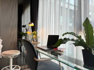 City Oasis: 5 Min to Metro, Pool & Gym, Essentials