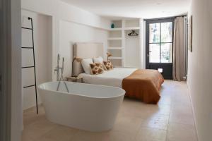 Retreat Between Sea And Mountains In Provence