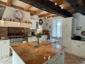 Maisons de vacances Maison historique avec jardin secret a Limerzel : photos des chambres
