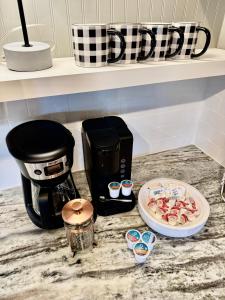 The Sugar Suite - Renovated with a View! Ski IN-OUT! Heated POOL, Hot tub, sauna, gym, AC, EV, adjustable bed