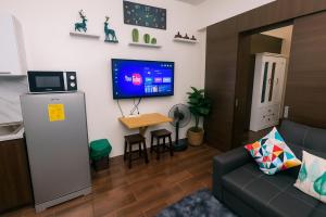 The Giggle Spot Cozy Makati Hideaway Pool & Gym 2270