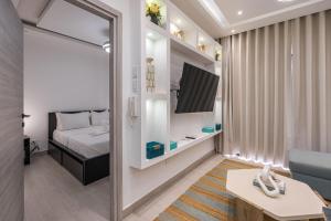 Modern apartment, on-site pool